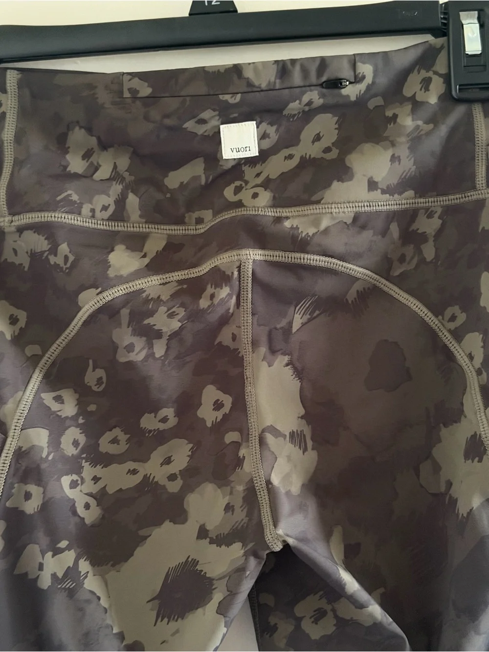 Vuori Stride Leggings Small Green Camo High Rise 7/8 Running Yoga Side Pocket - Picture 10 of 14